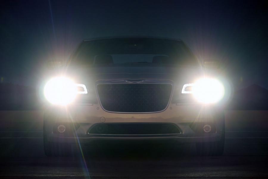  Chrysler 300C SRT8 2012 года  (фото 39 из 100)